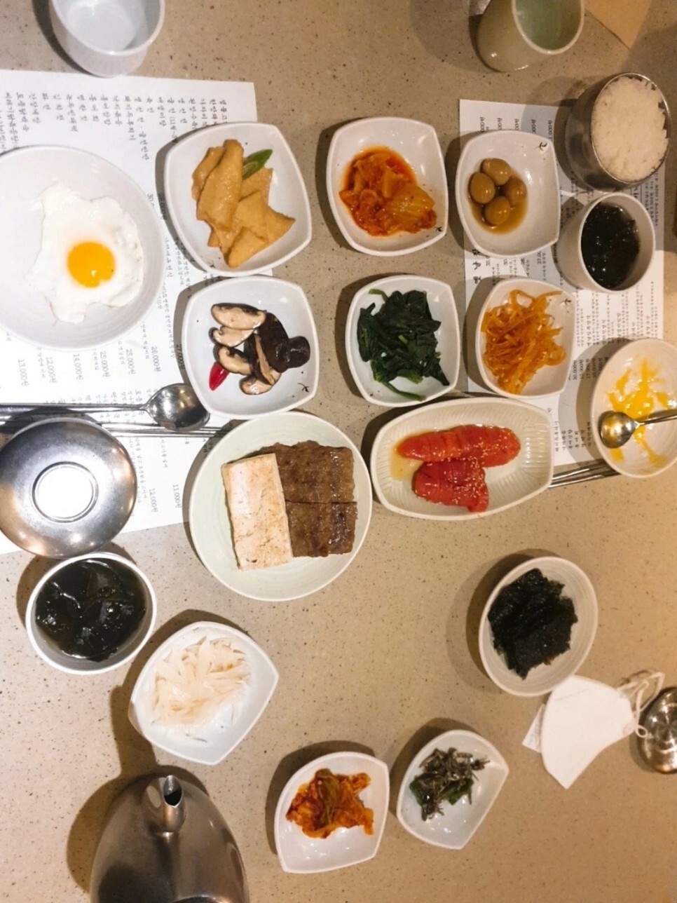 청담동 옛날집 한식 정식의 반찬과 메뉴 구성